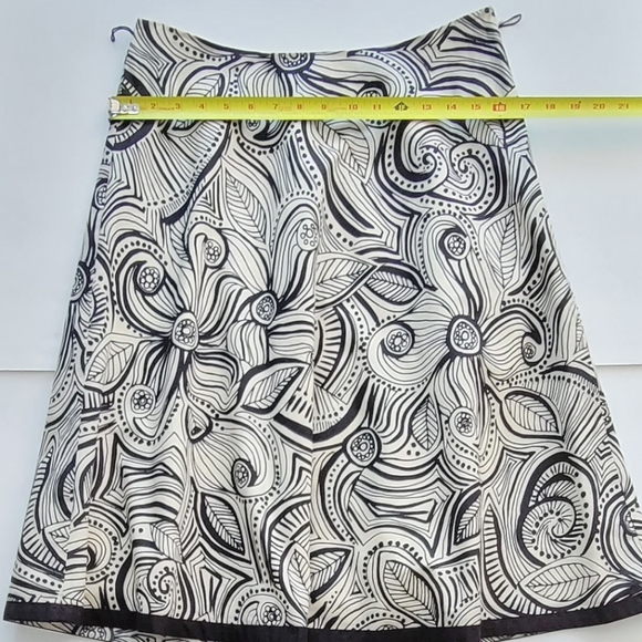 White House Black Market Black and White Patterned Skirt - Picture 7 of 8